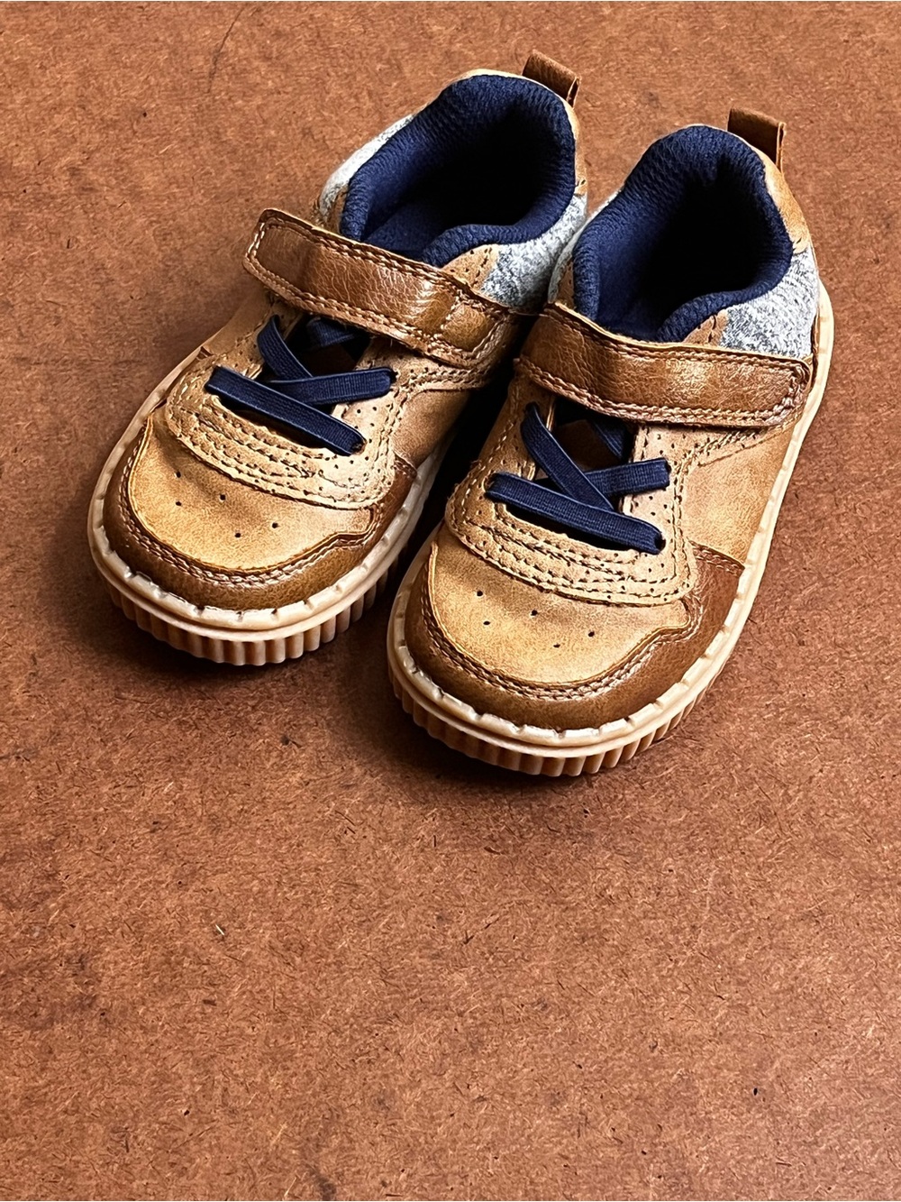 OshKosh B'gosh Tan and Navy Baby Walker Sneakers Size 6M EU 22
